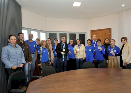 Prefeito recebe douradenses medalhistas nos Jogos da Melhor Idade de MS