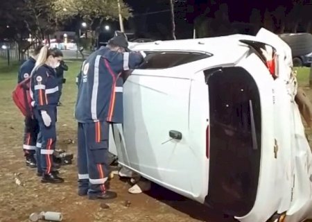 Carro desgovernado atinge letreiro "Amo Dourados" e capota no Parque Antenor