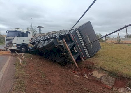 Carreta sai da pista para evitar colisão e tomba na BR-163 em Caarapó