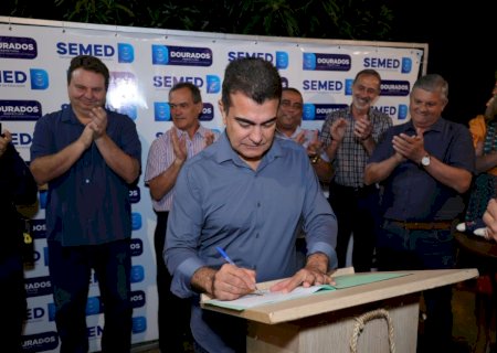 Prefeito assina ordem de serviço para reforma da Escola Professora Avani Cargnelutti