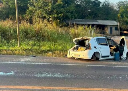 Carro com 600 kg de maconha capota na BR-262 e motorista foge a pé