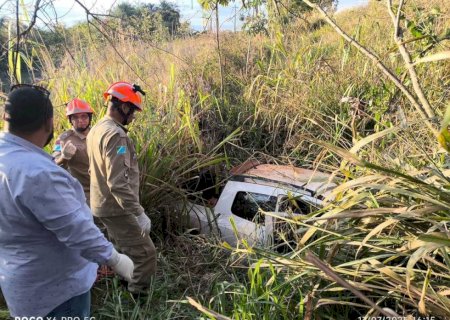 Carro cai em ribanceira e deixa dois mortos em rodovia