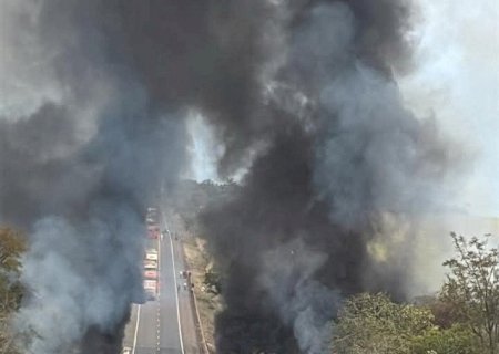 Grave acidente interdita BR-163 e provoca incêndio em Nova Alvorada do Sul