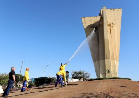 Prefeitura inicia limpeza e revitalização do Monumento ao Colono, a ‘Mão do Braz’