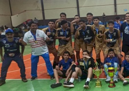 Vicentina conquista campeonato em duas categorias em competição regional de futsal