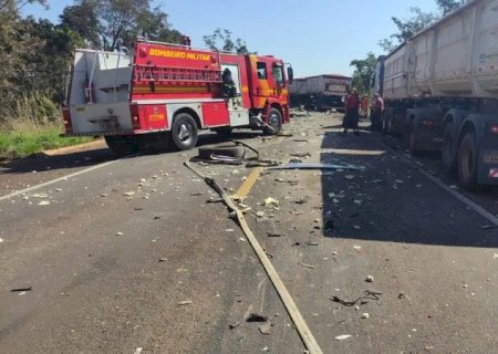 Batida entre caminhão e carretas deixa 2 mortos na BR-262