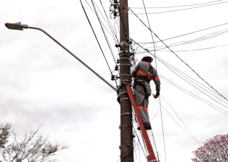 Prefeitura reforça ação para eliminar emaranhado de fios em postes e notifica empresas