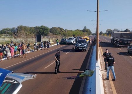 Sem capacete, jovem morre ao empinar moto na MS-156