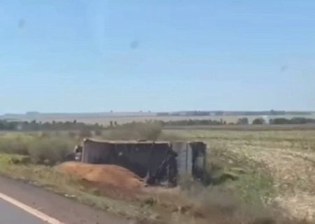 Caminhoneiro morre após tombamento de veículo carregado com milho na MS-162