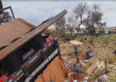 População saqueia carga de leite após tombamento de carreta na BR-163