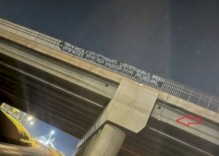 Torcedores do Corinthians fazem provocação ao Palmeiras em viaduto de Dourados antes de clássico decisivo