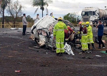 Onix e carreta batem de frente na BR-163; condutor do carro morre entre as ferragens
