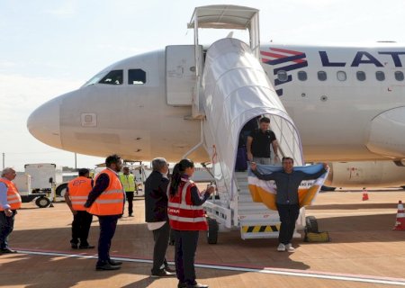 Prefeito aterrissa no 1º voo da Latam e destaca potencial de Dourados
