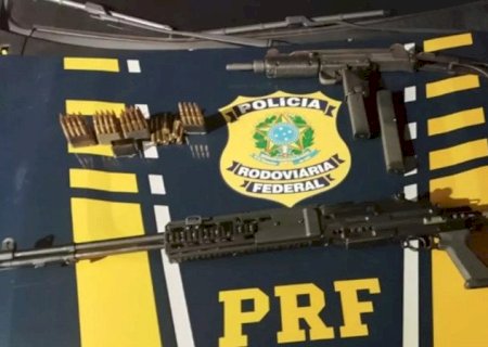 PRF apreende 2,6 toneladas de maconha, submetralhadora e fuzil em caminhão
