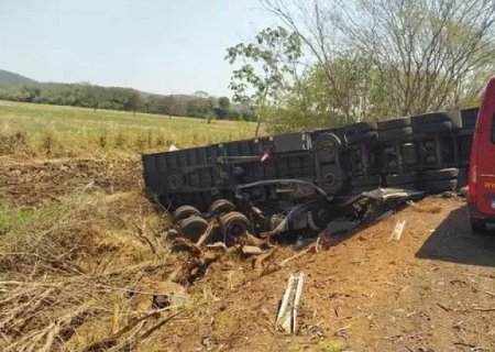 Caminhoneiro de 24 anos morre após tombar carreta na BR-262