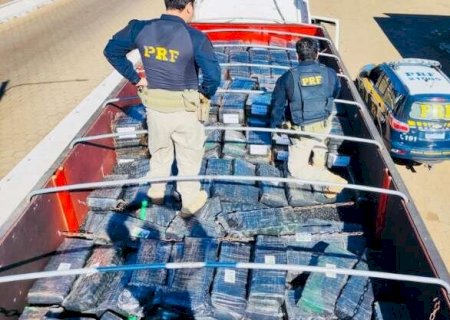 PRF apreende 3,3 toneladas de maconha &ldquo;sem disfarce&rdquo; em carroceria de caminh&atilde;o