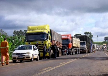 Engavetamento entre quatro veículos deixa um morto na BR-163