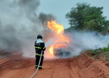 Carro é destruído por incêndio em estrada vicinal de Caarapó