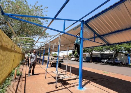 Prefeitura instala estrutura fixa e coberta para feirantes na Praça do Cinquentenário
