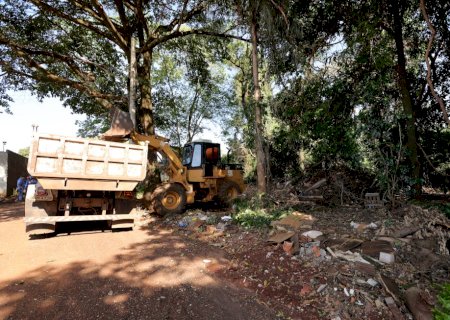 Prefeitura realiza limpeza em área de preservação no Bairro Estrela Porã