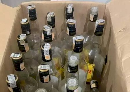 Caminhoneiro é flagrado com 900 quilos de garrafas para falsificação de uísque