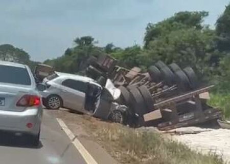 Motorista cai em buraco e atinge carreta tombada em Anauril&acirc;ndia
