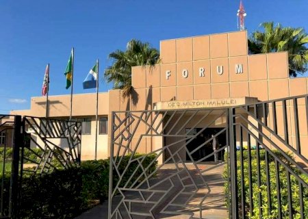 Polícia Militar cumpre mandado de prisão e detém jovem de Dourados no Fórum de Caarapó