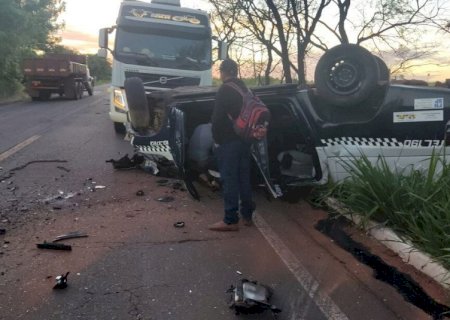 Cabo da PM morre em acidente de viatura com caminhão na MS-295