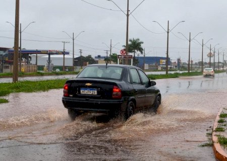 Chuva já acumula 52 milímetros em Dourados nesta segunda-feira