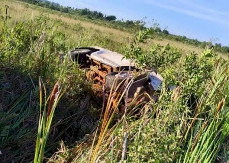 Veterin&aacute;rio fica preso por 3 horas em caminhonete ap&oacute;s capotamento na BR-376
