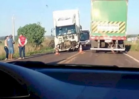 Acidente grave entre carro e caminhão deixa uma pessoa morta na MS-164
