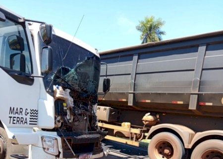 Acidente envolvendo cinco veículos de grande porte interdita BR-163 próximo a Nova América