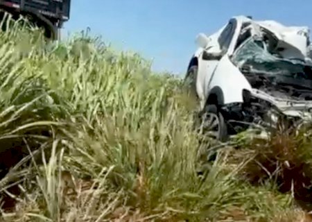 Motorista de carro morre em acidente com carreta na MS-295, próximo a Tacuru.