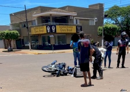 Acidente entre carro e motocicleta deixa jovem ferido em Caarapó