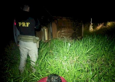 Traficante contratado por R$ 15 mil capota carro com 350 quilos de maconha ao fugir da PRF