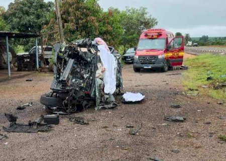 Mulher e filha de 3 anos morrem em acidente entre tr&ecirc;s ve&iacute;culos