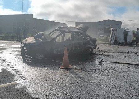 Colisão deixa motoristas feridos e um dos carros destruído pelo fogo na saída de Dourados