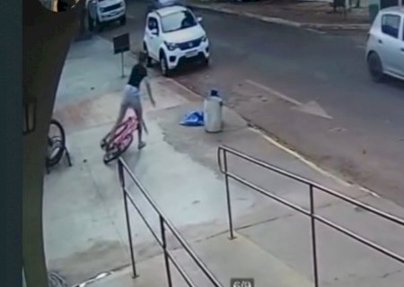 Bicicleta é furtada em frente a salão de beleza no centro de Caarapó