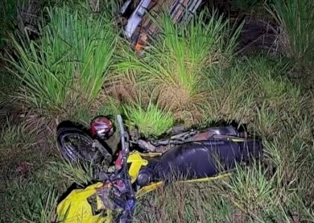 Batida frontal entre moto e caminhonete deixa dois mortos em Itaquiraí