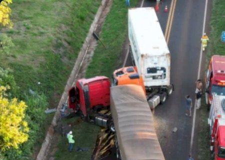Colisão entre três carretas e Jeep deixa uma pessoa morta na BR-163 em Caarapó