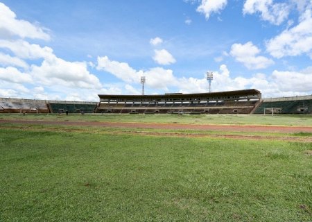 Gramado do Douradão é preparado para receber jogos do Campeonato Estadual