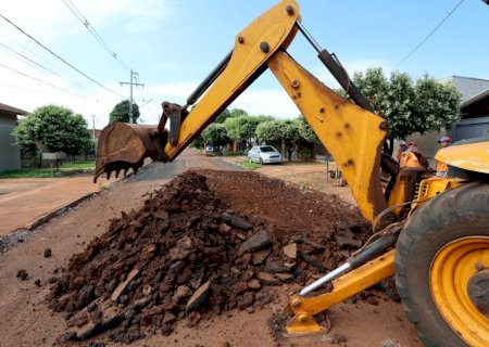 Prefeitura mantém seis frentes simultâneas de recuperação asfáltica em Dourados