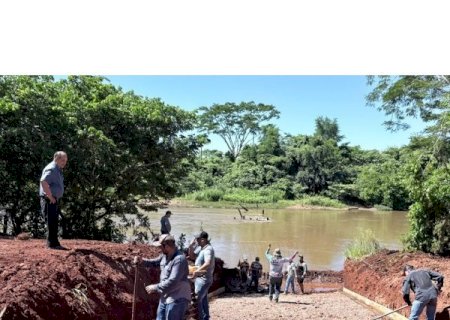 Zé Teixeira acompanha obras do novo descedor de barcos no Rio Dourado