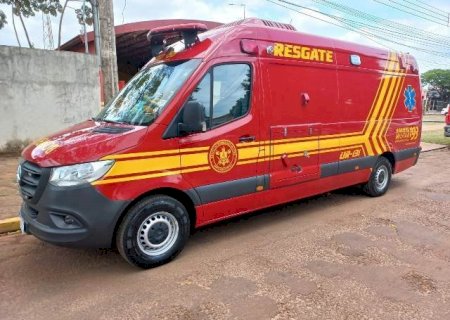 Colisão entre carro e moto deixa homem ferido no centro de Caarapó