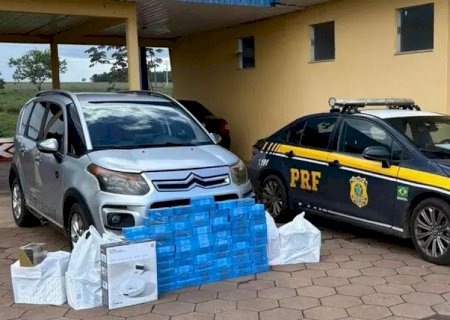 Motorista é preso com celulares em fundo falso e remédios na cueca
