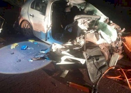 Colis&atilde;o entre carro e carreta deixa tr&ecirc;s mortos na BR-262