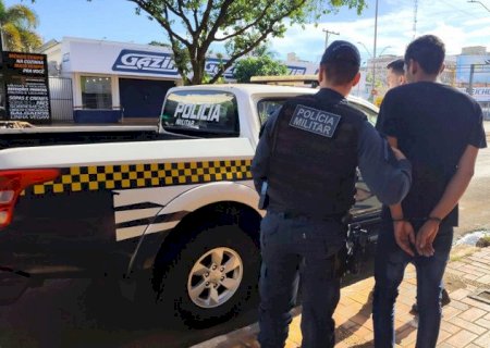 Embriagado, homem dorme ao volante no meio da rua e acaba preso em Dourados
