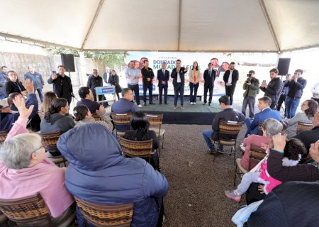 Prefeitura entrega título da casa própria para 145 famílias após décadas de espera em Dourados