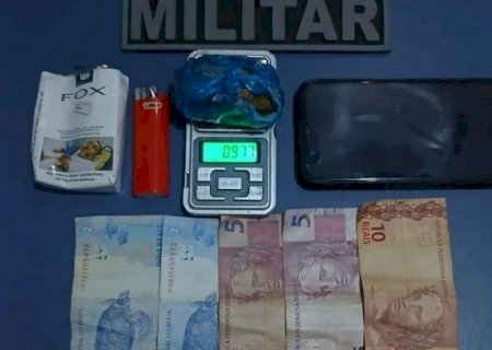 Jovem é detido por porte de droga durante abordagem policial em Caarapó