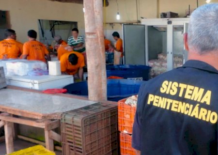 Presos reclamam por falta de lanche da tarde e promotoria cobra 5 refeições diárias em Caarapó